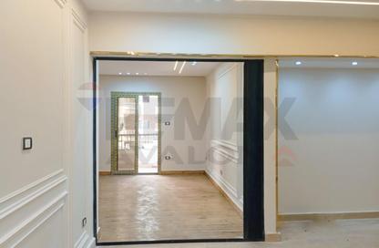Apartment - 4 Bedrooms - 2 Bathrooms for sale in Mahmoud Al Essawy St. - Miami - Hay Awal El Montazah - Alexandria