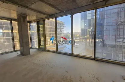 طابق كامل - استوديو - 2 حمامات للبيع في ايست ماين القاهرة الجديدة - كمبوندات التجمع الخامس - التجمع الخامس - مدينة القاهرة الجديدة - القاهرة