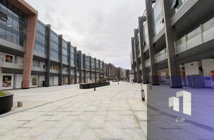Shop - Studio - 2 Bathrooms for sale in Three Sixty - 5th Settlement Compounds - The 5th Settlement - New Cairo City - Cairo