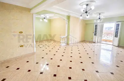 شقة - 4 غرف نوم - 2 حمامات للبيع في كامب شيزار - حي وسط - الاسكندرية