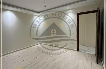 شقة - 3 غرف نوم - 2 حمامات للبيع في شارع رشدي - رشدي - حي شرق - الاسكندرية