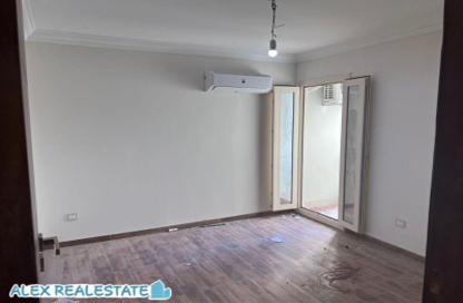 Apartment - 3 Bedrooms - 2 Bathrooms for rent in Madkhal Sharkt Al Nakhl Wa Al Handasa St. - Smouha - Hay Sharq - Alexandria