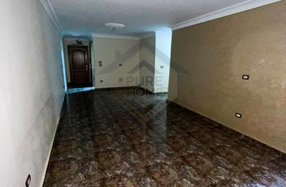 Apartment - 3 Bedrooms - 1 Bathroom for rent in Green Plaza St. - Smouha - Hay Sharq - Alexandria Apartment - 3 Bedrooms - 1 Bathroom for rent in Green Plaza St. - Smouha - Hay Sharq - Alexandria