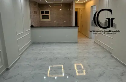 شقة - 2 غرف نوم - 2 حمامات للبيع في المجاورة الثالثة - المنطقة الثامنة - مدينة الشروق - القاهرة