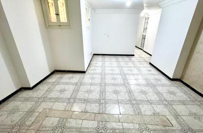 Apartment - 2 Bedrooms - 1 Bathroom for sale in Zou Al Fekar St. - Janaklees - Hay Sharq - Alexandria