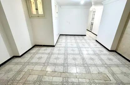 Apartment - 2 Bedrooms - 1 Bathroom for sale in Zou Al Fekar St. - Janaklees - Hay Sharq - Alexandria