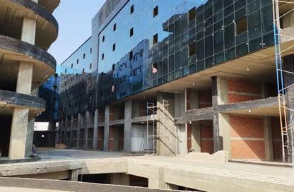 محل تجاري - استوديو - 4 حمامات للبيع في مول وان أو وان - الشيخ زايد - الجيزة