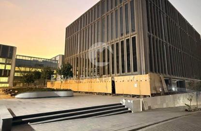 معرض - استوديو - 4 حمامات للبيع في وان ناينتي مول - شارع التسعين الجنوبي - التجمع الخامس - مدينة القاهرة الجديدة - القاهرة