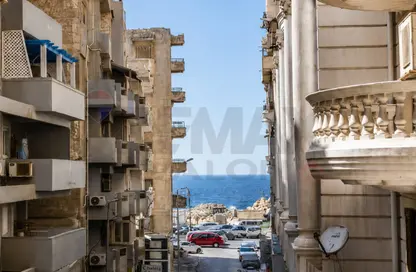 شقة - 4 غرف نوم - 2 حمامات للبيع في شارع الاقبال - لوران - حي شرق - الاسكندرية