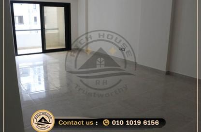 شقة - 3 غرف نوم - 2 حمامات للايجار في شارع مدرسة الريادة - سموحة - حي شرق - الاسكندرية