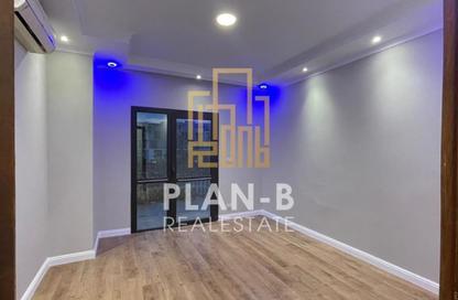 شقة - 3 غرف نوم - 2 حمامات للايجار في ذا كورت ياردز - كمبوندات الشيخ زايد - الشيخ زايد - الجيزة