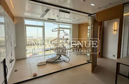 عيادة - غرفة نوم - 2 حمامات للايجار في سواي مول - محور محمد نجيب - المستثمرين الشمالية - مدينة القاهرة الجديدة - القاهرة