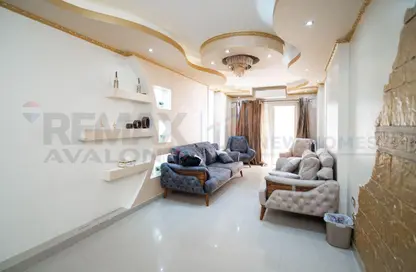 شقة - 3 غرف نوم - 2 حمامات للبيع في كامب شيزار - حي وسط - الاسكندرية