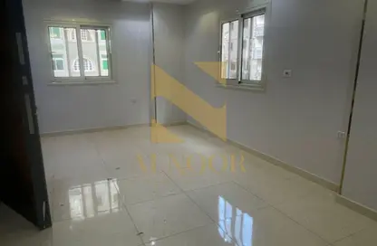 شقة - 3 غرف نوم - 2 حمامات للايجار في شارع الحي الثالث - الحي الثالث - مدينة 6 أكتوبر - الجيزة