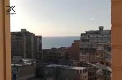 شقة - 3 غرف نوم - 2 حمامات للبيع في شارع فاموس - كامب شيزار - حي وسط - الاسكندرية