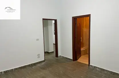 شقة - 4 غرف نوم - 2 حمامات للايجار في شارع دكتور ياسين عبد الغفار - المنطقة ج - حى جنوب الاكايمية - مدينة القاهرة الجديدة - القاهرة