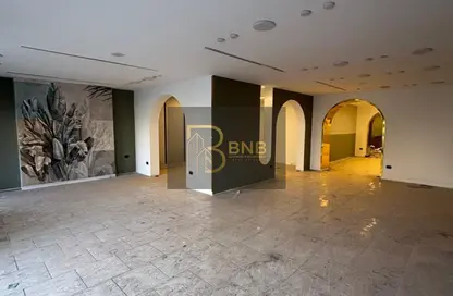 محل تجاري - استوديو - 2 حمامات للايجار في شارع مكرم عبيد - المنطقة السادسة - مدينة نصر - القاهرة