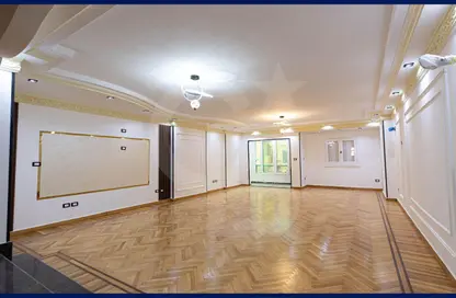 شقة - 3 غرف نوم - 2 حمامات للبيع في شارع السفيرة هدى المراسى - لوران - حي شرق - الاسكندرية