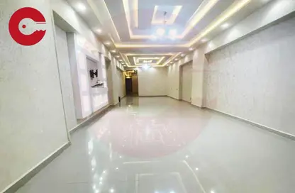 شقة - 3 غرف نوم - 3 حمامات للبيع في شارع محمود العيسوي - ميامي - حي اول المنتزة - الاسكندرية