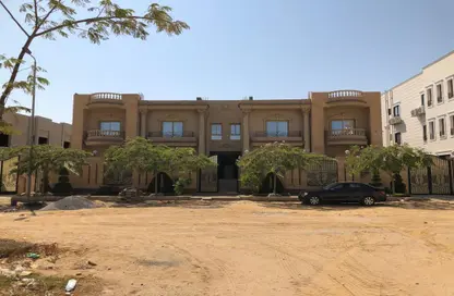 بناية كاملة - 8 غرف نوم - 8 حمامات للبيع في غرب الجولف - كمبوندات القطامية - القطامية - مدينة القاهرة الجديدة - القاهرة