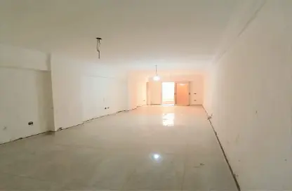 شقة - 3 غرف نوم - 2 حمامات للبيع في سابا باشا - حي شرق - الاسكندرية