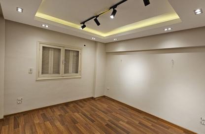 نصف طابق - استوديو - 2 حمامات للايجار في شارع عباس العقاد - المنطقة الأولى - مدينة نصر - القاهرة