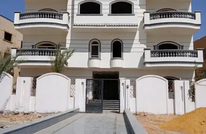 شقة - 3 غرف نوم - 2 حمامات للبيع في المجاورة الثانية - الحي الثالث شرق - مدينة الشروق - القاهرة