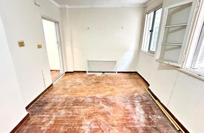 Apartment - 3 Bedrooms - 1 Bathroom for sale in Hussein Mahmoud Elshamy St. - Janaklees - Hay Sharq - Alexandria