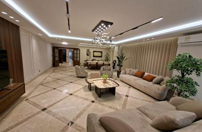 شقة - 4 غرف نوم - 3 حمامات للبيع في شارع شهاب - المهندسين - الجيزة