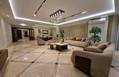 شقة - 4 غرف نوم - 3 حمامات للبيع في شارع شهاب - المهندسين - الجيزة