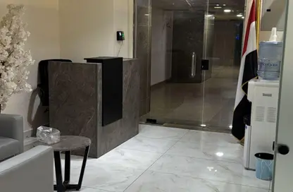 محل تجاري - استوديو - 2 حمامات للبيع في شارع التسعين الجنوبي - التجمع الخامس - مدينة القاهرة الجديدة - القاهرة