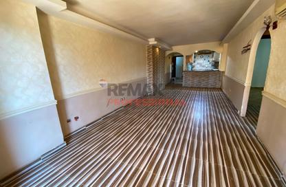 Apartment - 2 Bedrooms - 1 Bathroom for rent in Amin Yehia St. - Zezenia - Hay Sharq - Alexandria