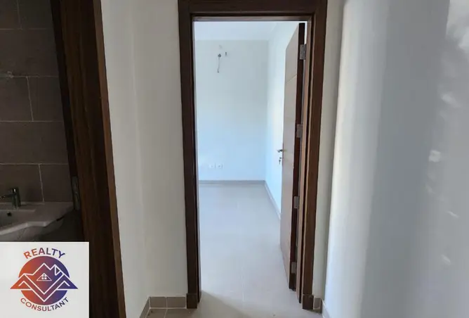 98829825 - Property Image 3