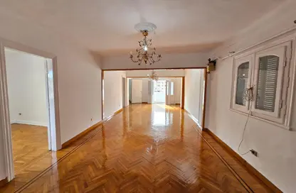 شقة - 3 غرف نوم - 1 حمام للايجار في شارع عبد الحميد الديب - ثروت - حي شرق - الاسكندرية