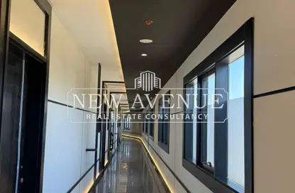 عيادة - غرفة نوم - 2 حمامات للايجار في سواي مول - محور محمد نجيب - المستثمرين الشمالية - مدينة القاهرة الجديدة - القاهرة