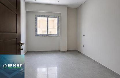 Apartment - 3 Bedrooms - 3 Bathrooms for sale in Ganoob El Acadimia - New Cairo City - Cairo