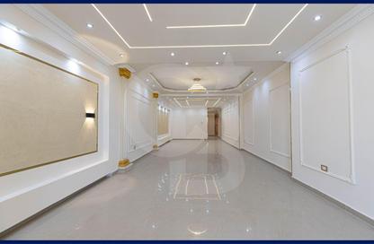 Apartment - 3 Bedrooms - 2 Bathrooms for sale in Abdel Moneim Al Dalel St. - Tharwat - Hay Sharq - Alexandria