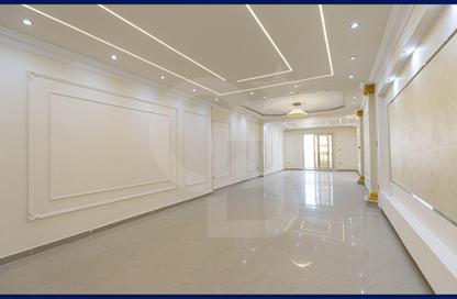 Apartment - 3 Bedrooms - 2 Bathrooms for sale in Abdel Moneim Al Dalel St. - Tharwat - Hay Sharq - Alexandria