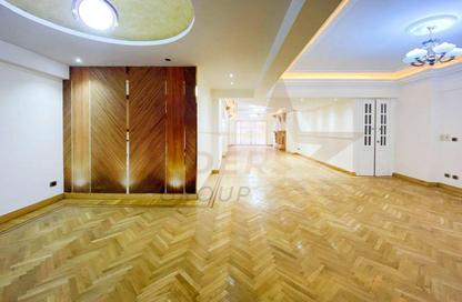 Apartment - 3 Bedrooms - 3 Bathrooms for sale in Mostafa Maher St. - Glim - Hay Sharq - Alexandria