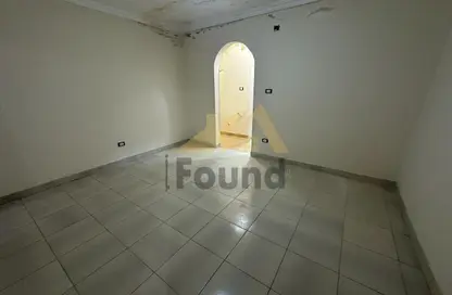 Apartment - 2 Bedrooms - 1 Bathroom for rent in Hassan Assem St. - Zamalek - Cairo
