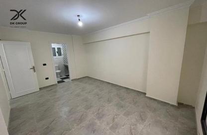شقة - 3 غرف نوم - 2 حمامات للبيع في شارع مدرسة الريادة - سموحة - حي شرق - الاسكندرية