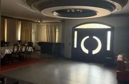 فيلا - 6 غرف نوم - 6 حمامات للبيع في المنطقة د - حى جنوب الاكايمية - مدينة القاهرة الجديدة - القاهرة